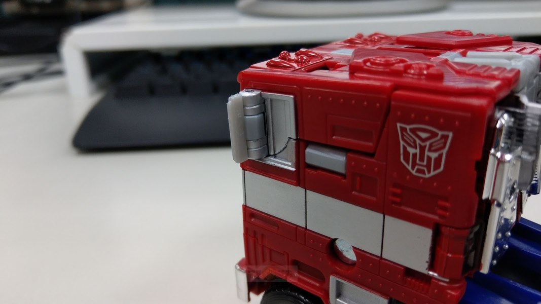 Bumblebee The Movie BB 02 Legendary Optimus Prime   In Hand Images Of TakaraTomy Exclusive Release  (8 of 40)